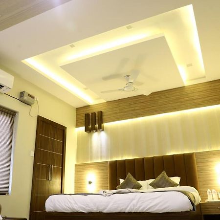 Hotel Santoor Varanasi Esterno foto