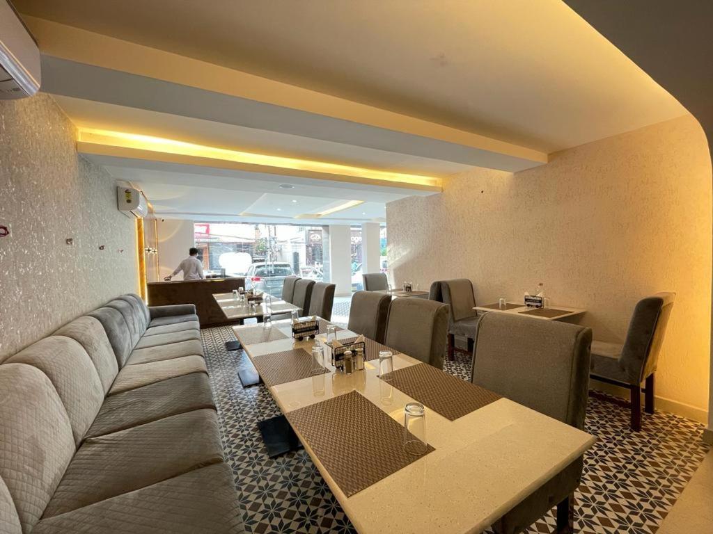 Hotel Santoor Varanasi Esterno foto