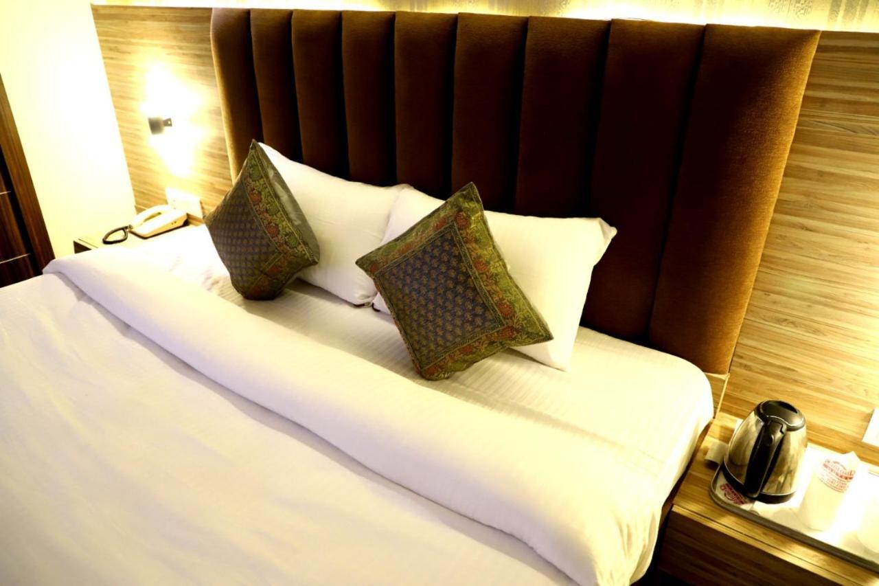 Hotel Santoor Varanasi Esterno foto