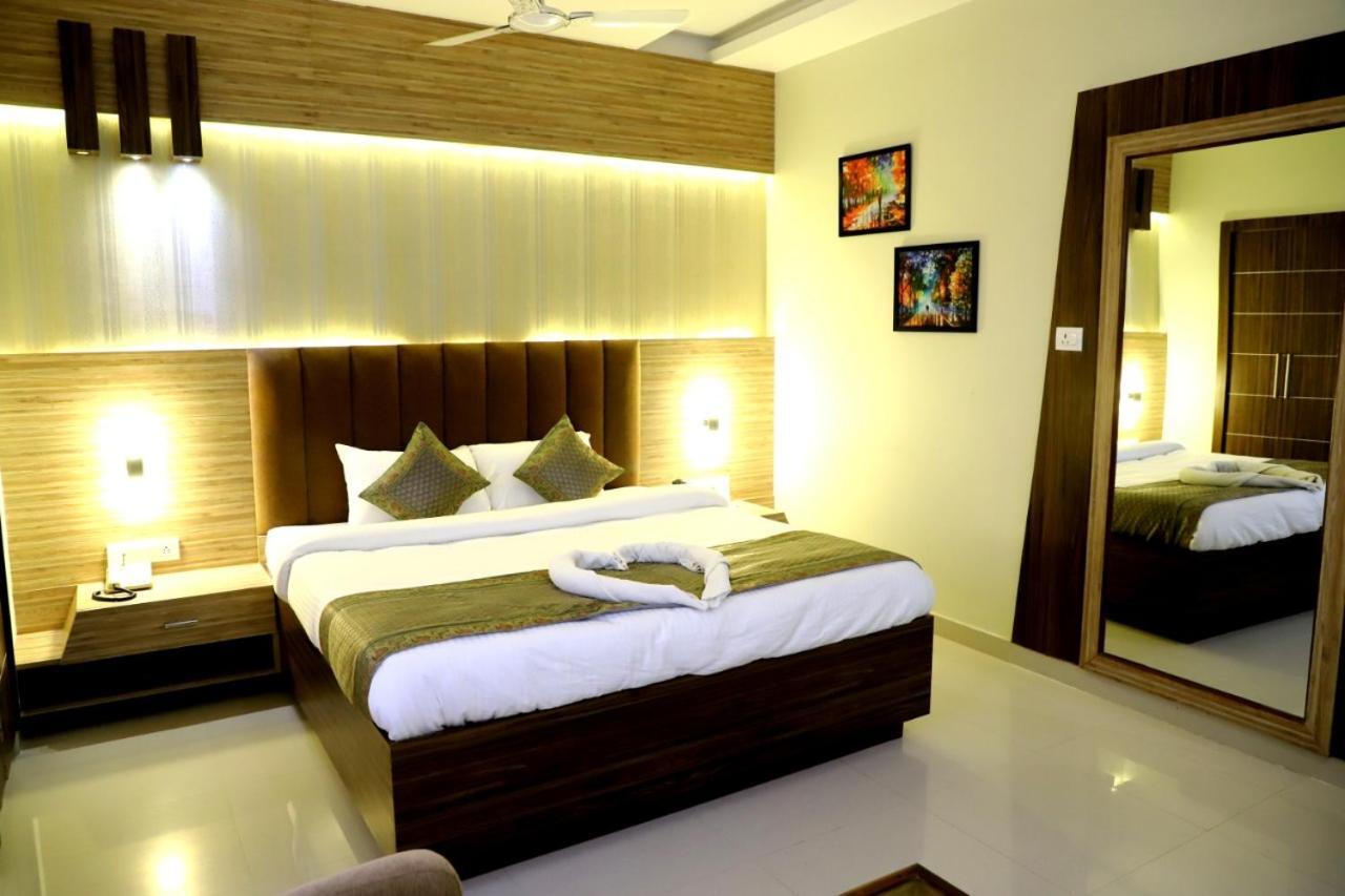 Hotel Santoor Varanasi Esterno foto